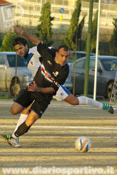 Schirru conquista il pallone e riparte